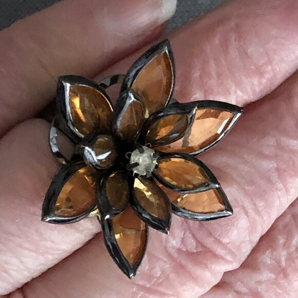 Vintage 1970's & 80's Gunmetal Gold Amber Flower Ring with Rhinestone Center - Picture 2 of 7